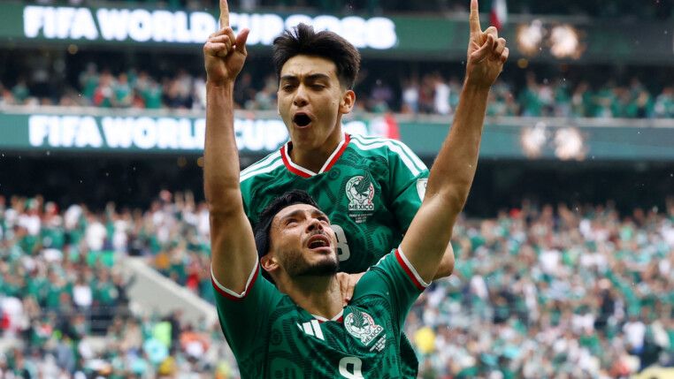Raul Jimenez (à frente) celebra com Gilberto Mora gol do México na Copa do Mundo