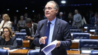 Plenário do Senado Federal durante sessão deliberativa ordinária. Ordem do dia. Na pauta, o refinanciamento da dívida de produtores rurais (PL 5.122/2023), além da indicação de Benedito Gonçalves para o cargo de corregedor do Conselho Nacional de Justiça (CNJ) (OFS 4/2026). À bancada, em pronunciamento, senador Renan Calheiros (MDB-AL). Foto: Carlos Moura/Agência Senado