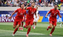 Soccer Football - FIFA World Cup 2026 - Group B - Switzerland v Bosnia and Herzegovina - Los Angeles Stadium, Inglewood, California, U.S. - June 18, 2026 Switzerland's Granit Xhaka celebrates scoring their fourth goal with Cedric Itten and Remo Freuler REUTERS/Daniel Cole