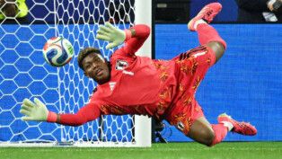 Soccer Football - FIFA World Cup 2026 - Group F - Japan v Sweden - Dallas Stadium, Arlington, Texas, U.S. - June 25, 2026 Japan's Zion Suzuki makes a save IMAGN IMAGES via Reuters/Jerome Miron