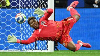 Soccer Football - FIFA World Cup 2026 - Group F - Japan v Sweden - Dallas Stadium, Arlington, Texas, U.S. - June 25, 2026 Japan's Zion Suzuki makes a save IMAGN IMAGES via Reuters/Jerome Miron