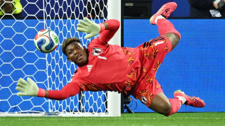 Soccer Football - FIFA World Cup 2026 - Group F - Japan v Sweden - Dallas Stadium, Arlington, Texas, U.S. - June 25, 2026 Japan's Zion Suzuki makes a save IMAGN IMAGES via Reuters/Jerome Miron