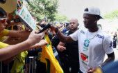 Soccer Football - FIFA World Cup 2026 - Brazil players greeted by fans in Houston - Houston, Texas, U.S. - June 27, 2026 Brazil's Vinicius Junior signs autographs for fans as he arrives at the Hyatt Regency Houston/Galleria IMAGN IMAGES via Reuters/Troy Taormina