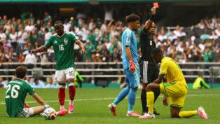 Soccer Football - FIFA World Cup 2026 - Group A - Mexico v South Africa - Estadio Azteca, Mexico City, Mexico - June 11, 2026 South Africa's Sphephelo Sithole is shown a red card by referee Wilton Sampaio REUTERS/Hannah Mckay