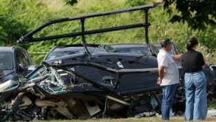 Pessoas observam destroços de um helicóptero espalhados pelo chão após a colisão fatal entre duas aeronaves no Rio de Janeiro