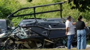 Pessoas observam destroços de um helicóptero espalhados pelo chão após a colisão fatal entre duas aeronaves no Rio de Janeiro