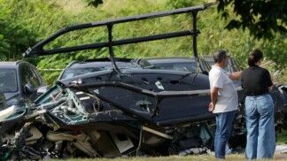 Pessoas observam destroços de um helicóptero espalhados pelo chão após a colisão fatal entre duas aeronaves no Rio de Janeiro