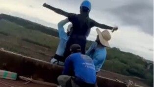 Mulher se prepara para salto em ponte