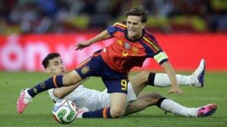 O espanhol Gavi em ação durante a partida entre Espanha e Iraque no Riazor, em La Coruña