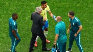 O volante brasileiro Casemiro comemora com Carlo Ancelotti após a partida contra o Japão