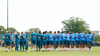 Carlo Ancelotti recebe "trote" de aniversário durante treino da Seleção em Nova Jersey (EUA)