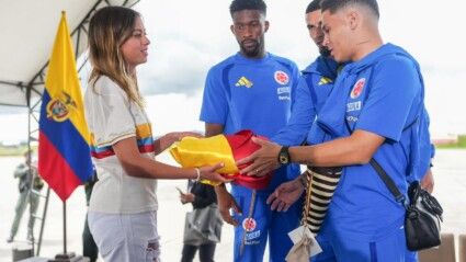 Antonella Petro com jogadores da seleção colombiana
