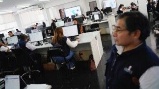 Funcionários do Escritório Nacional de Processos Eleitorais (ONPE) do Peru recebem dados enviados pelas províncias enquanto acompanham a votação e a continuidade da apuração do segundo turno presidencial entre a candidata conservadora Keiko Fujimori e o candidato de esquerda Roberto Sánchez