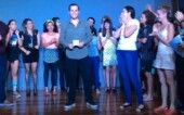 José Patrik Machado, no centro, é homenageado na companhia de teatro Adote