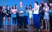 José Patrik Machado, no centro, é homenageado na companhia de teatro Adote