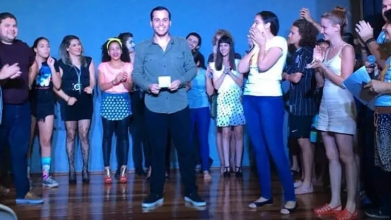 José Patrik Machado, no centro, é homenageado na companhia de teatro Adote