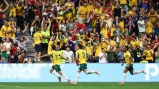 Connor Metcalfe, da Austrália, comemora após marcar o segundo gol da Austrália sobre a Turquia