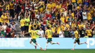 Connor Metcalfe, da Austrália, comemora após marcar o segundo gol da Austrália sobre a Turquia