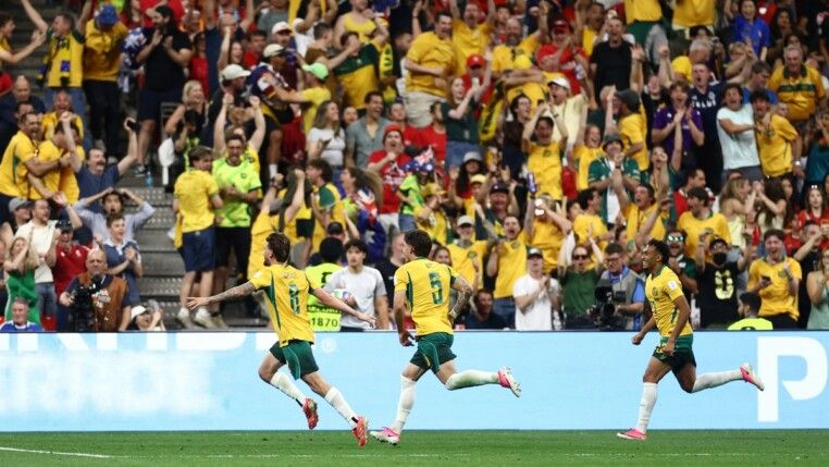 Connor Metcalfe, da Austrália, comemora após marcar o segundo gol da Austrália sobre a Turquia