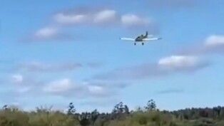 Avião agrícola caindo em sítio no Rio Grande do Sul