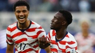 Folarin Balogun, dos Estados Unidos, comemora após marcar o terceiro gol da equipe na vitória sobre o Paraguai pela Copa do Mundo de 2026, no Los Angeles Stadium, em Inglewood, Califórnia (EUA), em 12/06.