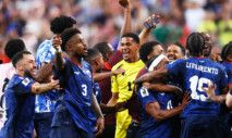 Soccer Football - FIFA World Cup 2026 - Group H - Cape Verde v Saudi Arabia - Houston Stadium, Houston, Texas, U.S. - June 26, 2026 Cape Verde's Diney Borges and teammates celebrate after the match as they qualify for the knockout stages of the World Cup REUTERS/Pedro Nunes