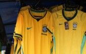 Camelôs comercializam camisas da seleção brasileira de futebol na Rua 25 de Março, região central da capital paulista nesta quinta-feira, 11. Comerciantes esperam que a chegada da Copa do Mundo de 2026 impulsione as vendas de artigos esportivos e produtos relacionados ao Mundial.