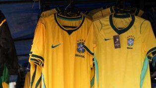 Camelôs comercializam camisas da seleção brasileira de futebol na Rua 25 de Março, região central da capital paulista nesta quinta-feira, 11. Comerciantes esperam que a chegada da Copa do Mundo de 2026 impulsione as vendas de artigos esportivos e produtos relacionados ao Mundial.