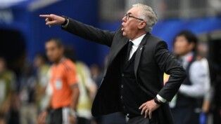 O técnico da Seleção Brasileira, Carlo Ancelotti, reage durante a partida contra o Japão, em Houston