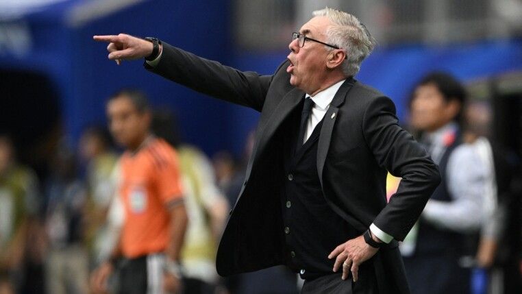 O técnico da Seleção Brasileira, Carlo Ancelotti, reage durante a partida contra o Japão, em Houston