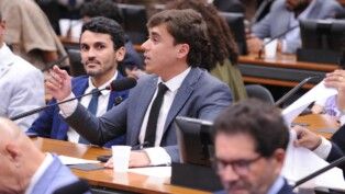 Nikolas Ferreira em reunião na CCJ da Câmara sobre a PEC 32/15, que reduz a maioridade civil e penal para 16 anos