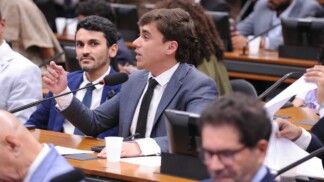 Nikolas Ferreira em reunião na CCJ da Câmara sobre a PEC 32/15, que reduz a maioridade civil e penal para 16 anos
