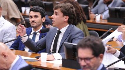 Nikolas Ferreira em reunião na CCJ da Câmara sobre a PEC 32/15, que reduz a maioridade civil e penal para 16 anos