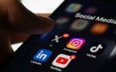 Celular com tela preta e ícones do X, Instagram, TikTok, LinkedIn e YouTube