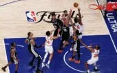 ala OG Anunoby (8), do New York Knicks, converte a cesta da vitória em um tapinha após rebote ofensivo diante dos defensores Dylan Harper (2) e Devin Vassell (24), do San Antonio Spurs, no último segundo do quarto período do Jogo 4 das Finais da NBA de 2026, disputado no Madison Square Garden.