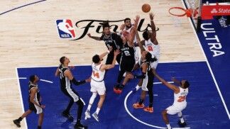 ala OG Anunoby (8), do New York Knicks, converte a cesta da vitória em um tapinha após rebote ofensivo diante dos defensores Dylan Harper (2) e Devin Vassell (24), do San Antonio Spurs, no último segundo do quarto período do Jogo 4 das Finais da NBA de 2026, disputado no Madison Square Garden.