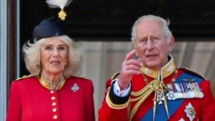 O rei Charles III e a rainha Camilla aparecem na sacada do Palácio de Buckingham durante o desfile Trooping the Colour, realizado em homenagem ao monarca britânico como parte das celebrações oficiais de seu aniversário, em Londres