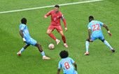 Cristiano Ronaldo é marcado por jogadores da seleção de RD Congo Cristiano Ronaldo é marcado por jogadores da seleção de RD Congo