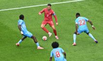 Cristiano Ronaldo é marcado por jogadores da seleção de RD Congo