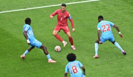 Cristiano Ronaldo é marcado por jogadores da seleção de RD Congo
