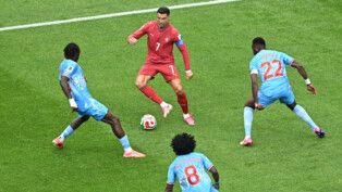 Cristiano Ronaldo é marcado por jogadores da seleção de RD Congo