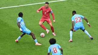 Cristiano Ronaldo é marcado por jogadores da seleção de RD Congo