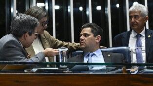 Plenário do Senado Federal durante sessão deliberativa ordinária. Ordem do dia. Na pauta, a PEC 14/2021, que altera os arts. 40, 198 e 201 da Constituição Federal, para estabelecer o direito à aposentadoria diferenciada aos agentes comunitários de saúde e aos agentes de combate às endemias, bem como para determinar a regularização do vínculo funcional desses agentes; e dá outras providências. Mesa: líder do governo no Congresso Nacional, senador Randolfe Rodrigues (PT-AP); líder do governo no Senado Federal, senadora Teresa Leitão (PT-PE); presidente do Senado Federal, senador Davi Alcolumbre (União-AP); senador Astronauta Marcos Pontes (PL-SP).