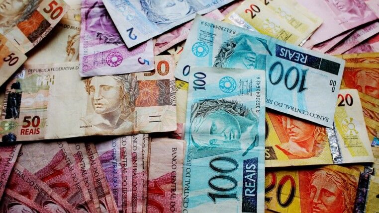 Notas de real sobrepostas