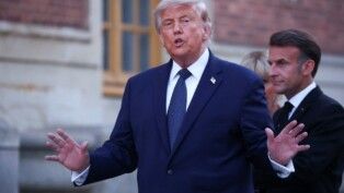 Presidente dos Estados Unidos, Donald Trump, chega para participar de jantar oferecido pelo presidente da França, Emmanuel Macron, e pela primeira-dama Brigitte Macron, em comemoração aos 250 anos da independência dos Estados Unidos, no Palácio de Versalhes, nos arredores de Paris