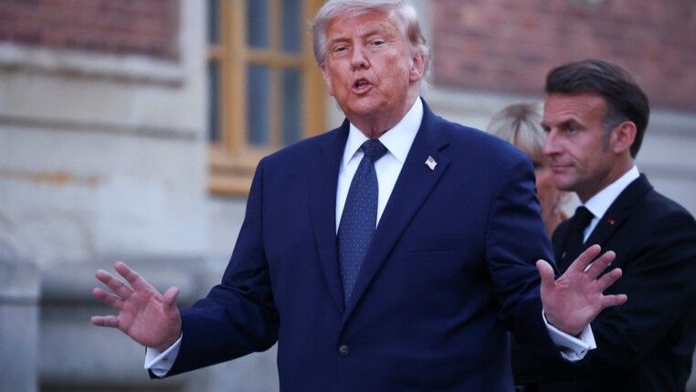 Presidente dos Estados Unidos, Donald Trump, chega para participar de jantar oferecido pelo presidente da França, Emmanuel Macron, e pela primeira-dama Brigitte Macron, em comemoração aos 250 anos da independência dos Estados Unidos, no Palácio de Versalhes, nos arredores de Paris
