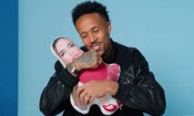 Éder Militão exibe almofada com rosto da mulher, Tainá Castro Militão