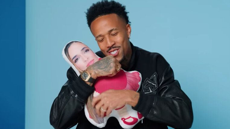 Éder Militão exibe almofada com rosto da mulher, Tainá Castro Militão