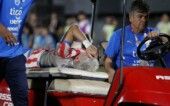 Enciso sai de maca, chorando, após se machucar no amistoso entre Paraguai e Guatemala