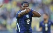 O atacante Endrick sorri e celebra após marcar o gol da vitória do Brasil sobre o Egito